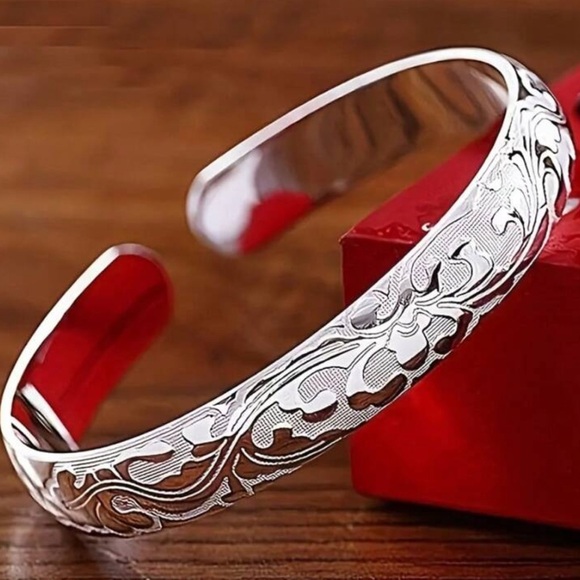 ANOUSHA STATEMENT BRACELET - Picture 7 of 13